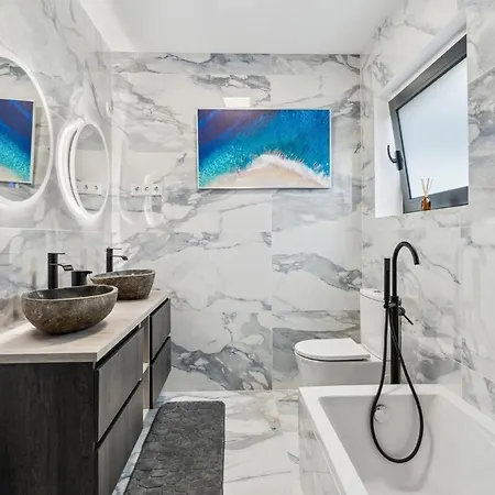 Casa Afonso Bay Views & Outdoor Living Apartment